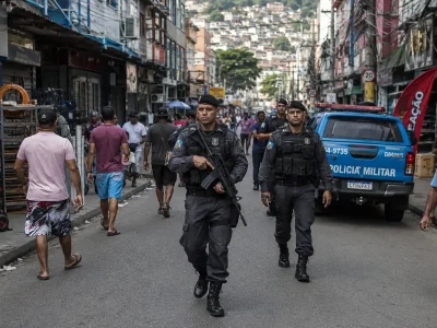 policia-reforca-patrulhamento-rua-comercial-rio-de-janeiro